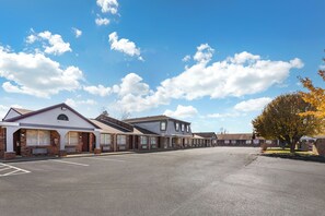 Exterior - HomeTowne Studios by Red Roof Georgetown, KY (Georgetown)