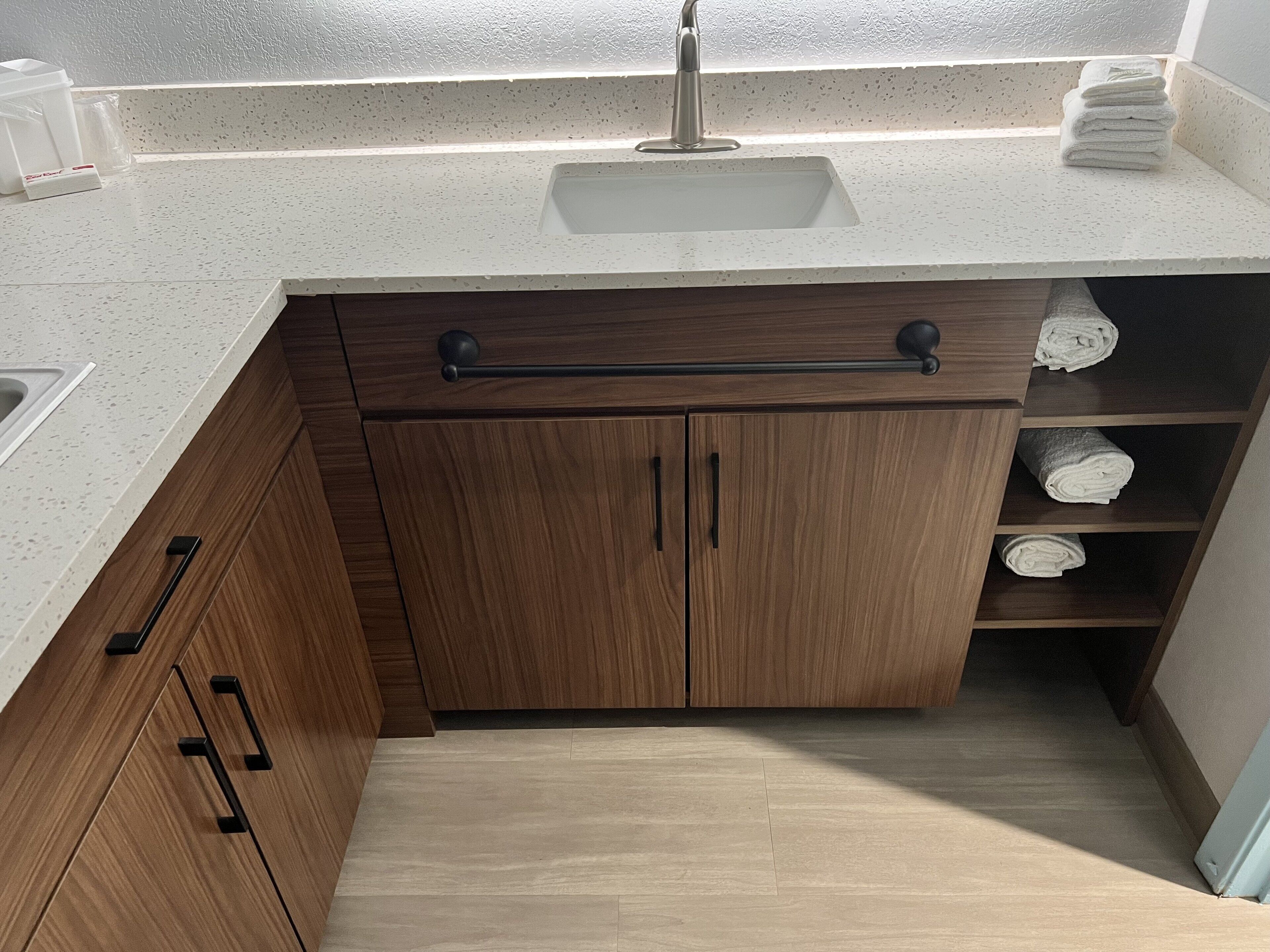 Vòi sen/bồn tắm kết hợp, khăn tắm, xà phòng, dầu gội 