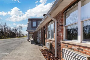 Exterior - HomeTowne Studios by Red Roof Georgetown, KY (Georgetown)