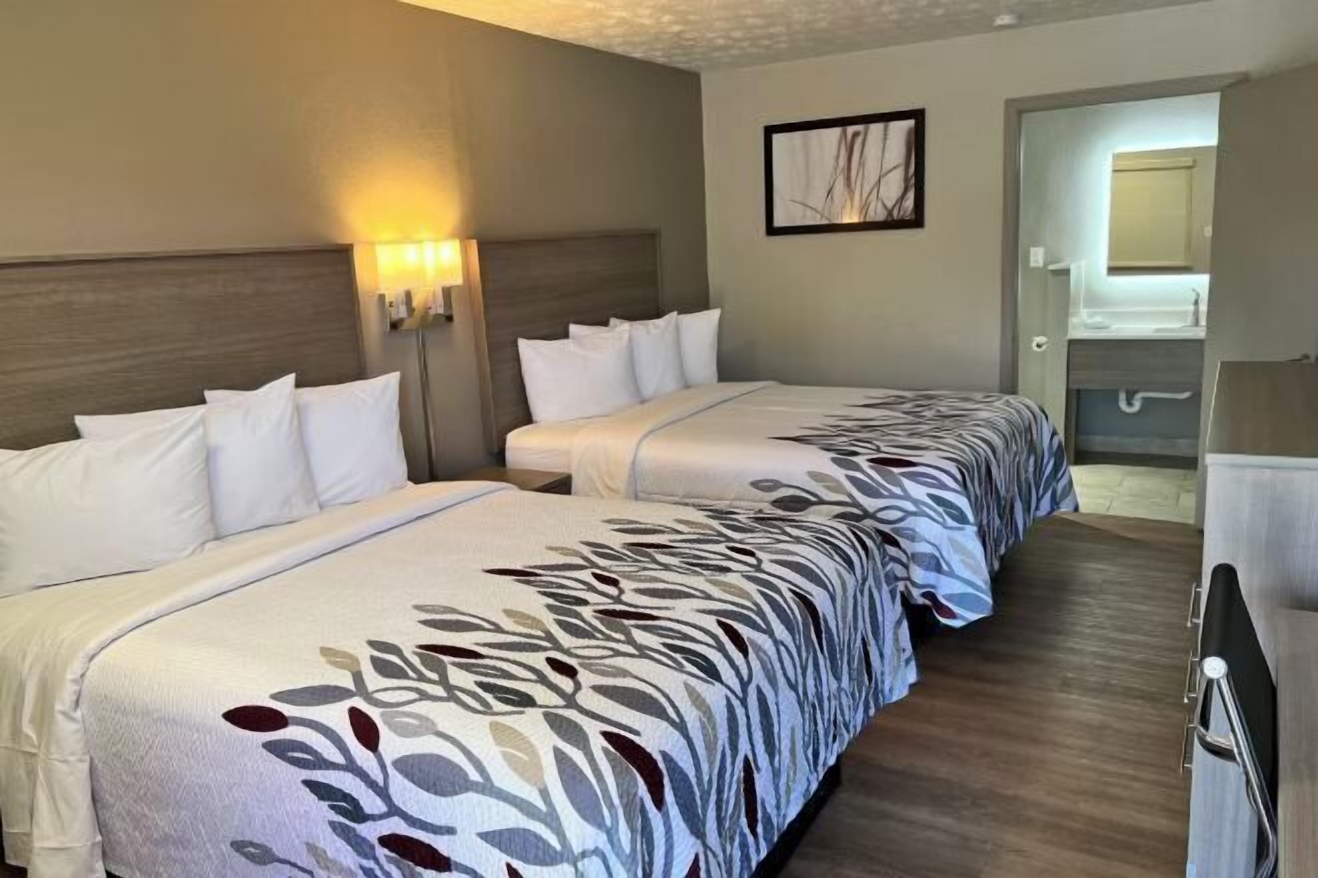 特色家居、办公桌、笔记本电脑工作区、遮光窗帘