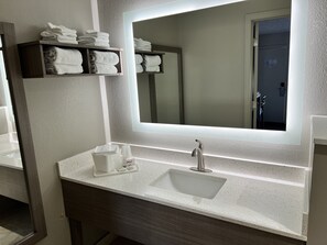 Tina con regadera, amenidades de baño gratuitas, toallas, jabón