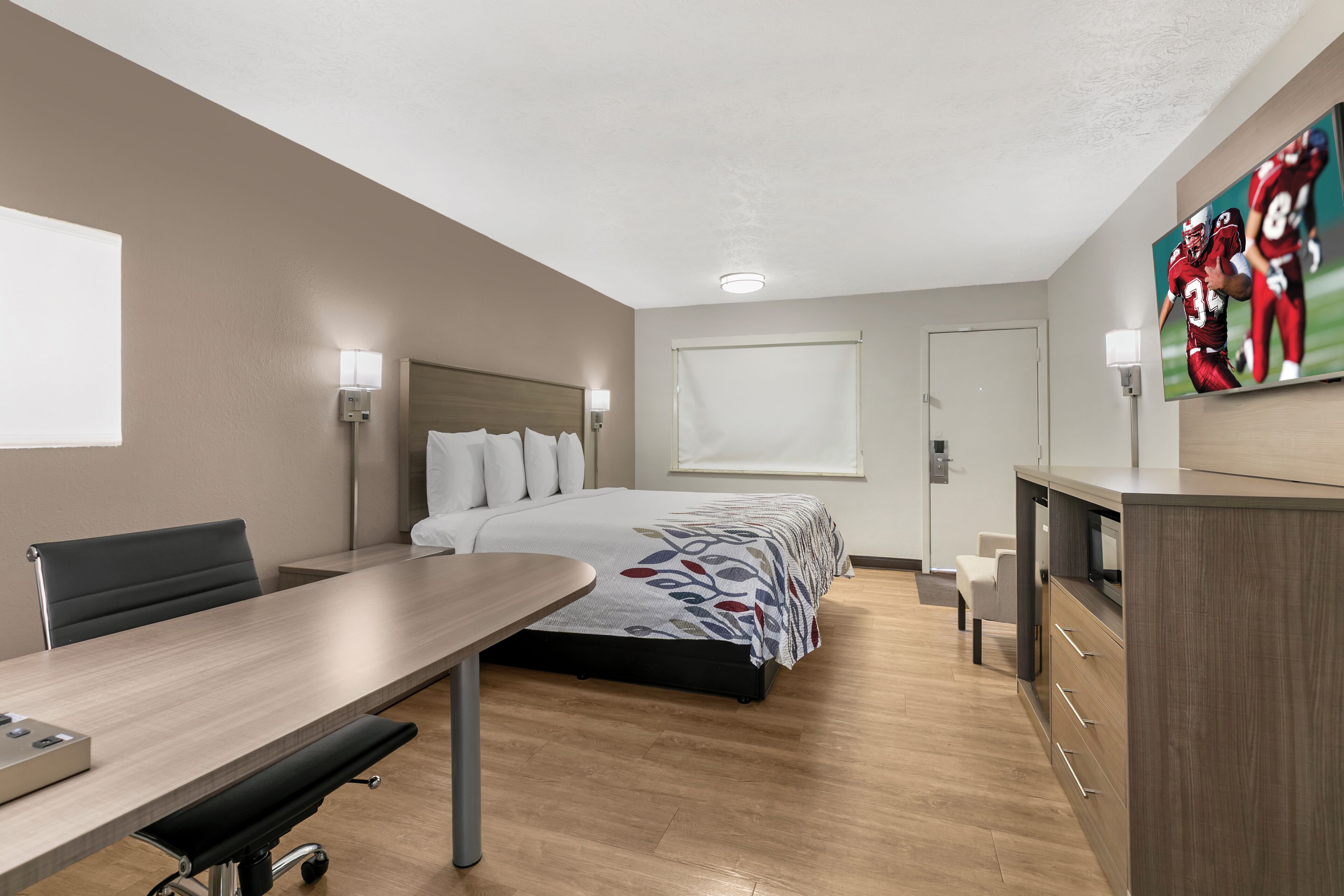 布置獨特、書桌、筆電工作空間、遮光布/窗簾