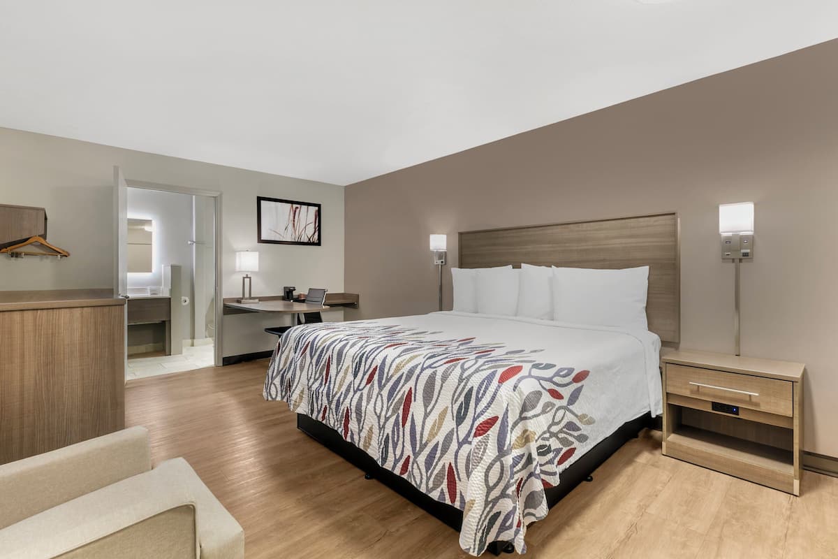 Superior Room, 1 King Bed, Accessible, Non Smoking | Individually furnished, desk, laptop workspace, blackout drapes