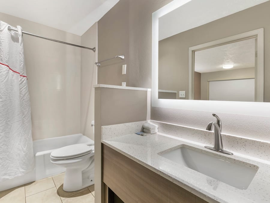 Combined shower/tub, free toiletries, towels, soap