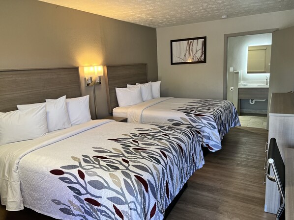 Habitación Deluxe, 2 camas Queen size, para no fumadores | Muebles diferentes, escritorio y espacio para trabajar con laptop