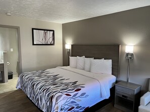 Muebles diferentes, escritorio y espacio para trabajar con laptop