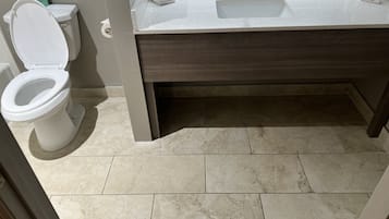 Ducha y bañera combinadas y artículos de higiene personal gratuitos