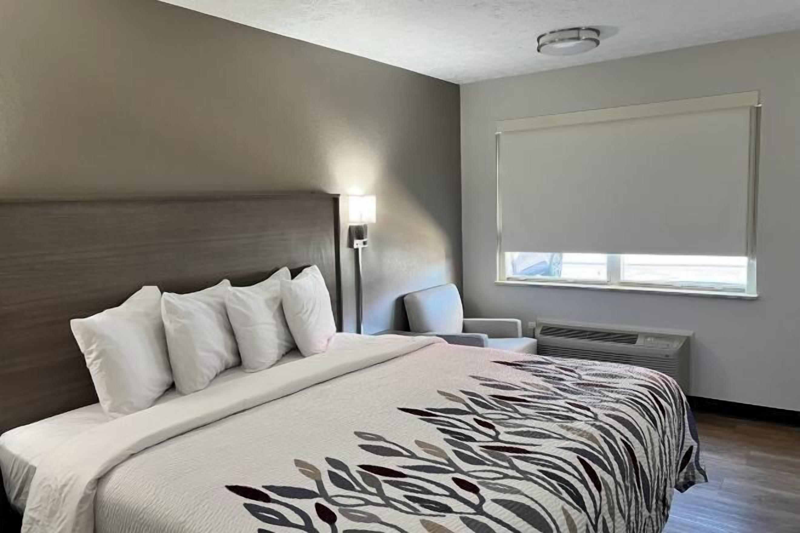 特色家居、办公桌、笔记本电脑工作区、遮光窗帘