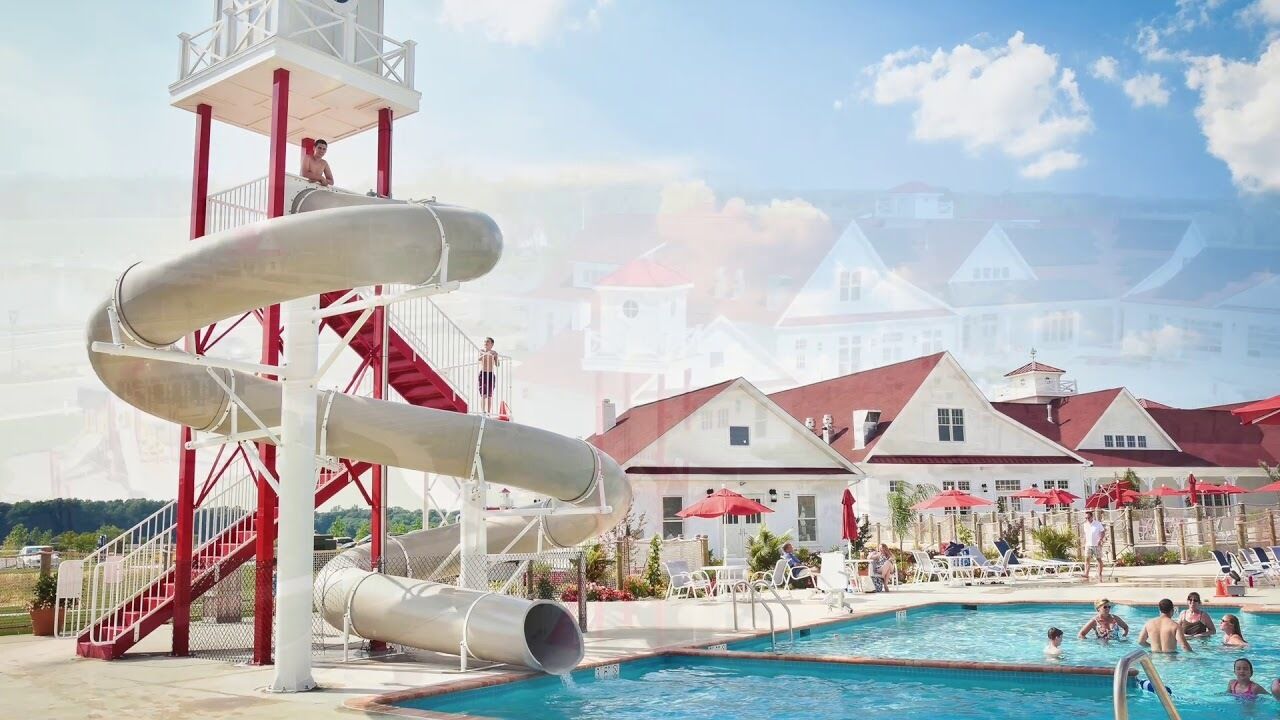 Alberca techada y alberca al aire libre