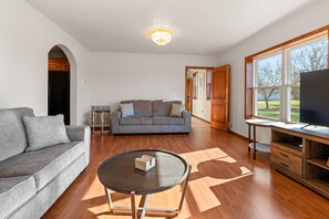 Smart-TV, Kamin, Videospiele, DVD-Player