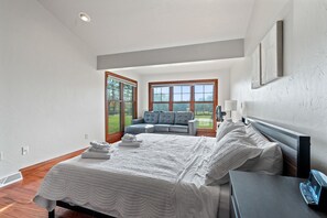 12 bedrooms, iron/ironing board, travel cot, free WiFi - Indoor Pool, Game RM, Movie RM! Sleep 24! Private! (Sturgeon Bay)