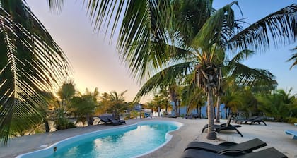 Beautiful condo with sea view