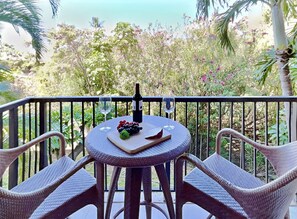 Outdoor dining - Pure PRIVACY in Heart of it ALL Close to Beach & Pool (Kihei)