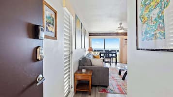 Suite monolocale, 1 letto king con divano letto, cucina, vista oceano (Kona Mansions #A303) | Area soggiorno | TV a schermo piatto 42 pollici con canali digitali