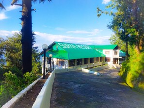 Free self-parking - Hotel Surya Resort (Dalhousie)