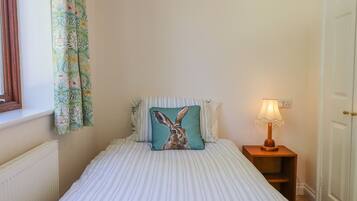 2 Schlafzimmer, individuell dekoriert, individuell eingerichtet