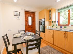 Réfrigérateur, bouilloire électrique, grille-pain