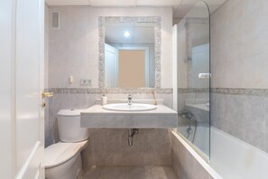 Bañera, secador de pelo y toallas