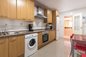 Een koelkast, een microgolfoven, een oven, een kookplaat