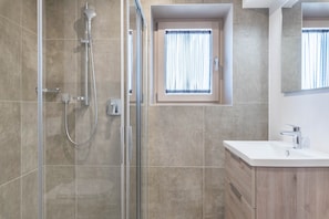 Dusche, Haartrockner, Handtücher