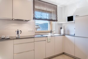 Réfrigérateur, micro-ondes, plaque de cuisson, lave-vaisselle