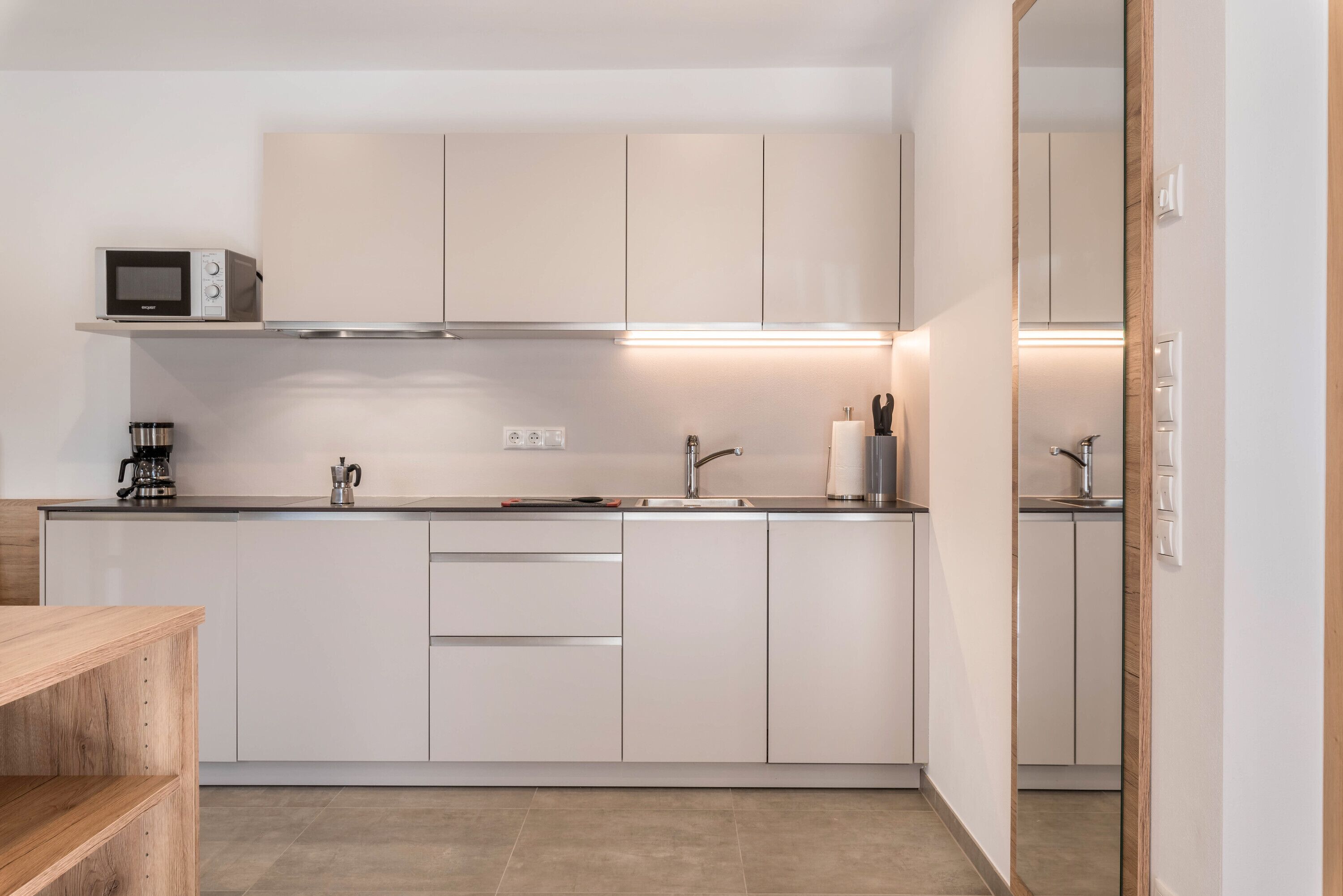 Kühlschrank, Mikrowelle, Herdplatte, Geschirrspüler