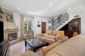 TV, fireplace - Holiday Home "Villa Viruta" with Mountain View, Shared Pool & Wi-Fi (El Bosque)