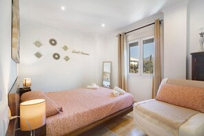 2 slaapkamers, een strijkplank/strijkijzer, gratis wifi, beddengoed