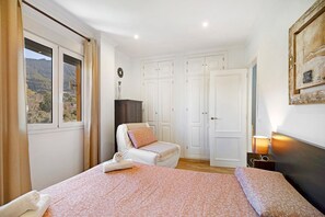 2 bedrooms, iron/ironing board, free WiFi, bed sheets - Holiday Home "Villa Viruta" with Mountain View, Shared Pool & Wi-Fi (El Bosque)