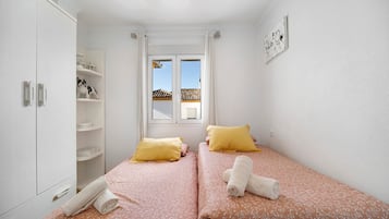 2 bedrooms, iron/ironing board, free WiFi, bed sheets
