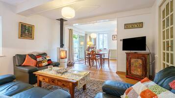 Televisie en een open haard