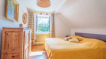 2 bedrooms, iron/ironing board, free WiFi, bed sheets