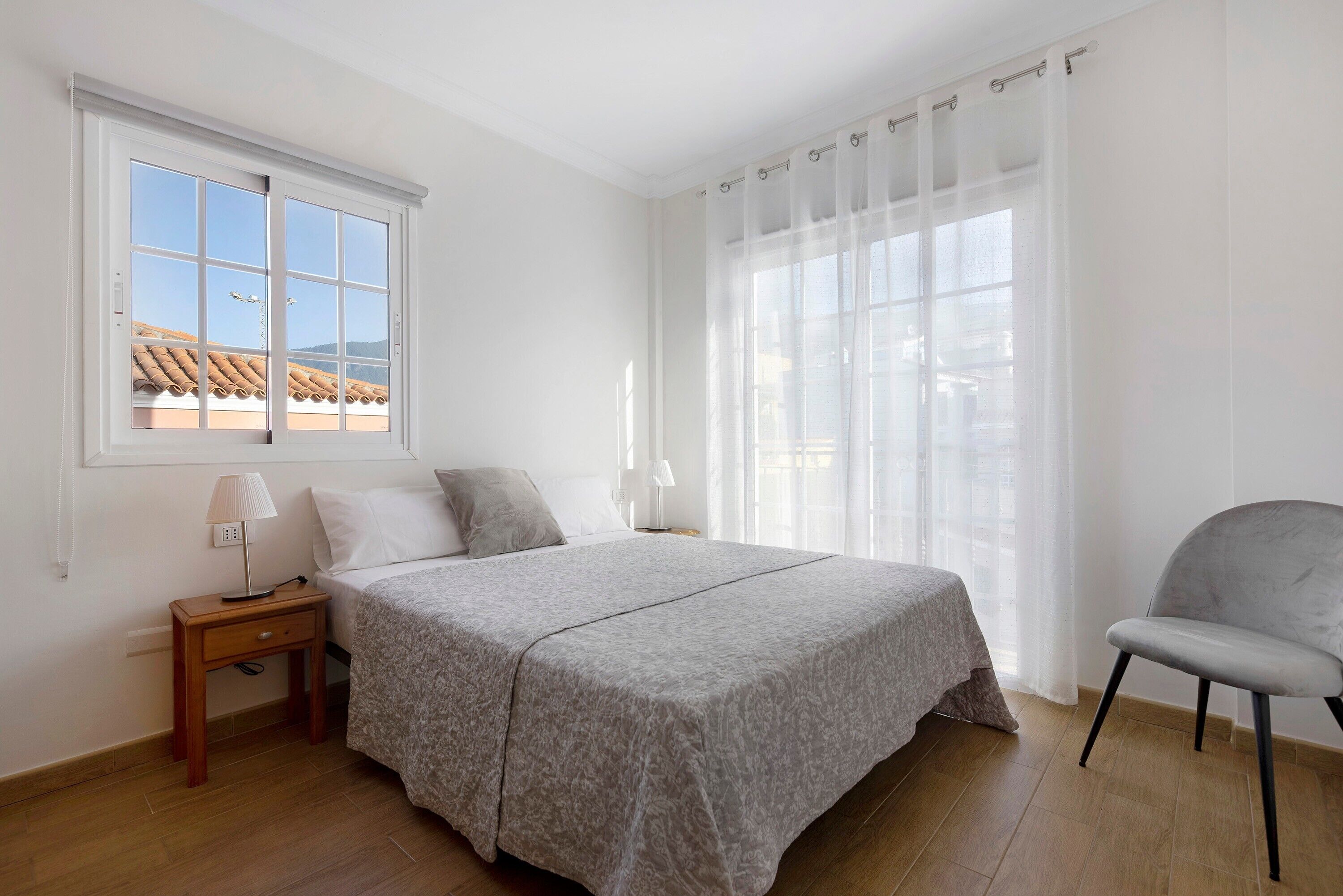 3 slaapkamers, een strijkplank/strijkijzer, gratis wifi, beddengoed