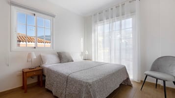 3 slaapkamers, een strijkplank/strijkijzer, gratis wifi, beddengoed