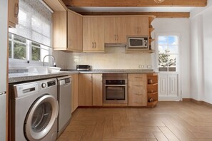 Réfrigérateur, four à micro-ondes, un four, surface de cuisson