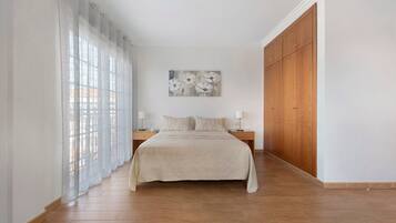 3 bedrooms, iron/ironing board, free WiFi, bed sheets