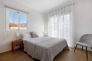 3 makuuhuonetta, silitysrauta/-lauta, ilmainen Wi-Fi, vuodevaatteet