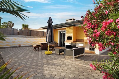 Villa "Recanto Dourado" with Sea View, Private Garde & Wi-Fi