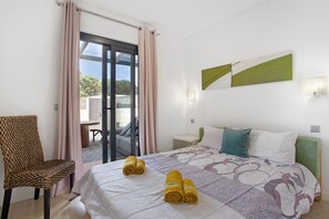 3 bedrooms, iron/ironing board, free WiFi, bed sheets - Villa "Recanto Dourado" with Sea View, Private Garden & Wi-Fi (Porto Santo)