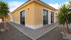 Un bâtiment d’un seul étage, doté d’une façade à motifs, de grandes portes vitrées et d’un toit recouvert de tuiles.