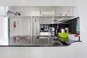 Réfrigérateur, micro-ondes, four, plaque de cuisson