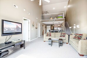 Smart TV, video games - Amazing Lake Views with Pool, Loft, & Balcony (Kaiser)