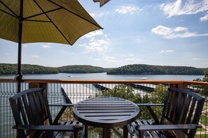 Outdoor dining - Amazing Lake Views with Pool, Loft, & Balcony (Kaiser)
