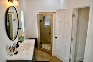 Badewanne, Haartrockner, Handtücher