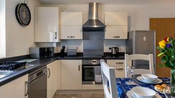 Réfrigérateur, micro-ondes, four, lave-vaisselle