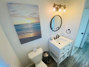 Duschwanne, Haartrockner, Handtücher