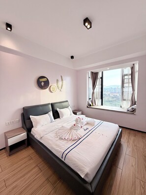 Una habitación de hotel moderna con una cama grande, una mesita de noche, una ventana con cortinas y vistas a la ciudad.
