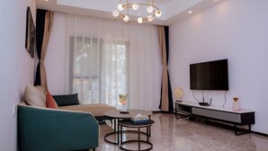 Una sala de estar moderna con un sofá, una mesa de centro y una televisión.