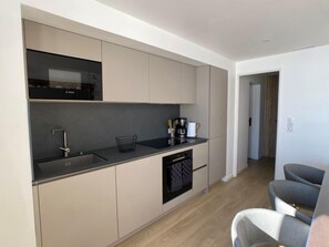 Jääkaappi, mikroaaltouuni, uuni, astianpesukone