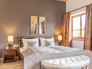 5 slaapkamers, een bureau, internet